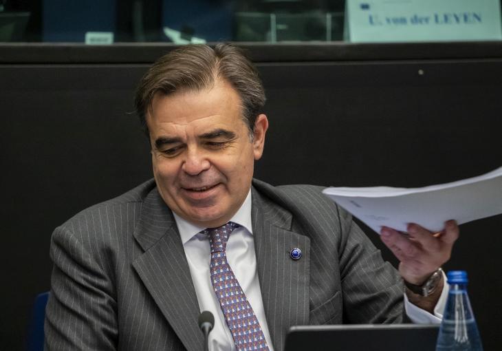 Margaritisz Szkínász, az Európai Bizottság migrációs ügyekért felelős alelnöke egy 2021. novemberi ülésen. Fotó: MTI/EPA/Pool/Julien Warnand