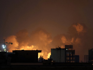 Füst száll a magasba egy légicsapást követően Teheránban 2026. március 6-án, az Irán elleni amerikai-izraeli támadás hetedik napján. 