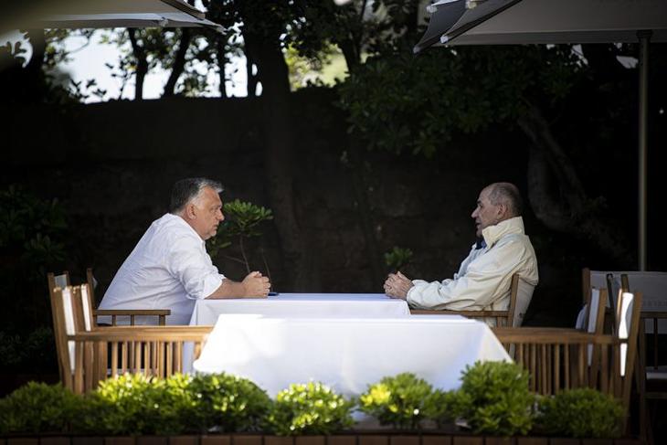 Orbán Viktor és Janez Jansa találkozója 2021. májusban Portóban, az uniós szociális csúcs előtt. (MTI/Benko Vivien Cher)   