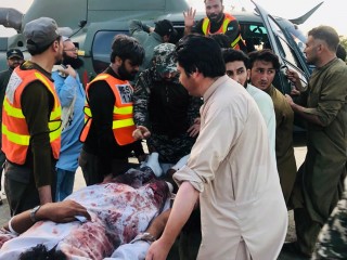 Egy sérült férfit szállítanak el a mentőalakulatok  Badzsaur körzetben Pakisztánban egy pokolgépes merénylet után 2023. július 30-án.  Fotó: EPA/RESCUE 1122