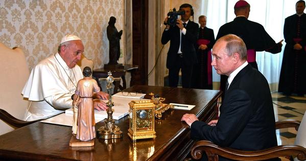 A Vatikán újra cinkosan összejátszik a háborús agresszorral