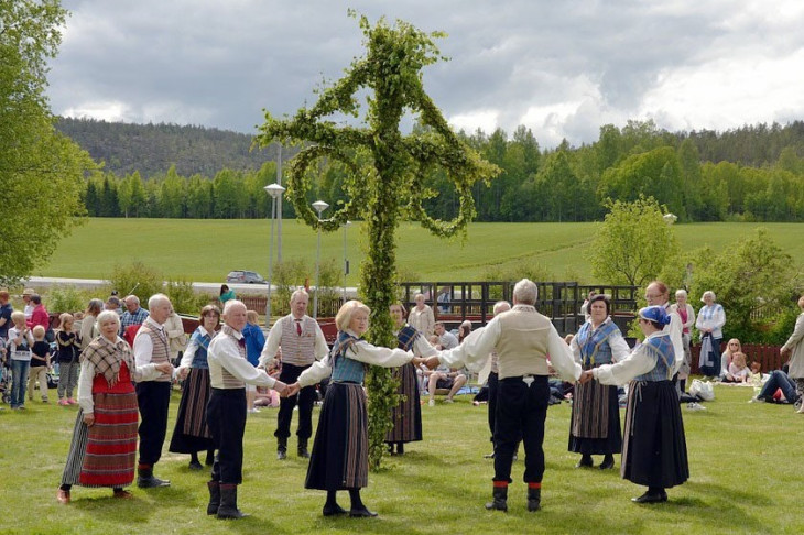 Svéd körtánc  midsommar idején