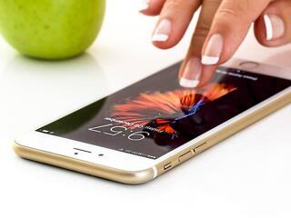 Az Apple kénytelen meghajolni, már a legújabb iPhone-t is olcsóbban adja a legdurvább versenyben