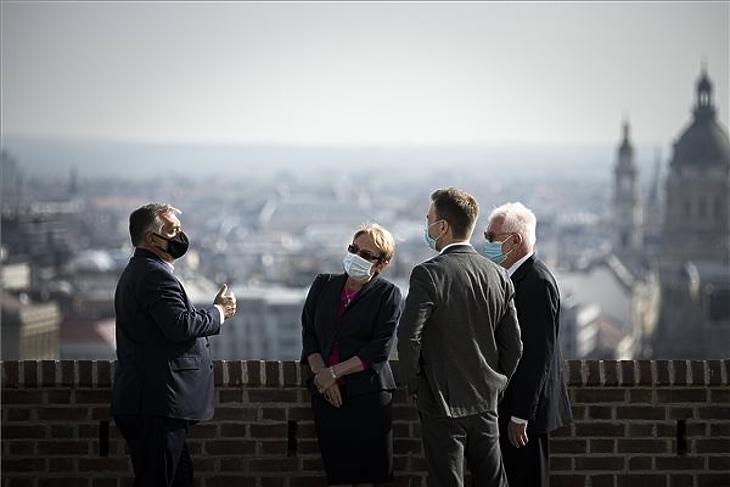 Orbán Viktor: soha nem látott mértékű béremelést kapnak az orvosok