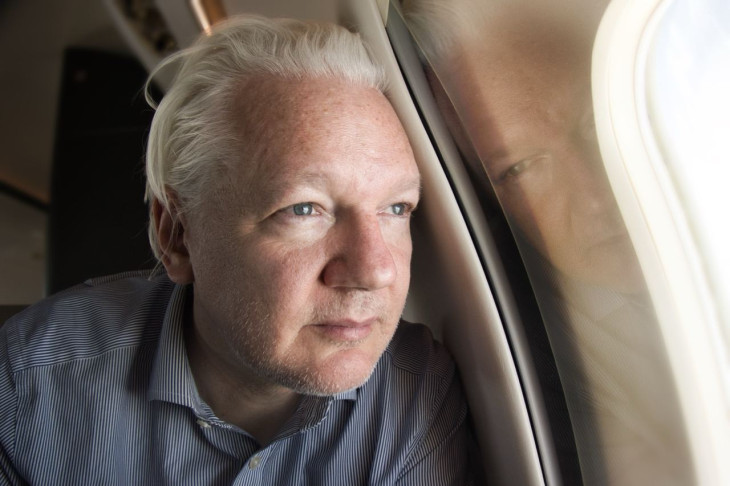 Julian Assange útban Bangkok felé egy repülő fedélzetén, 2024. június 25. 