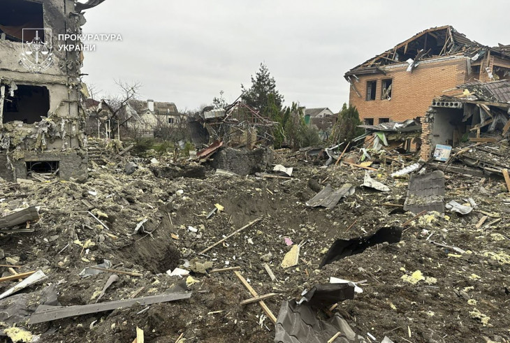 A Dnyipropetrovszki Területi Ügyészség képén romos lakóházak a dnyipropetrovszki területen egy korábbi éjszakai orosz rakéta- és dróntámadás után, 2025. decemberében. 