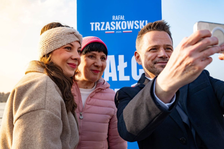 Az egyik jelölt, Rafal Trzaskowski rajongóival