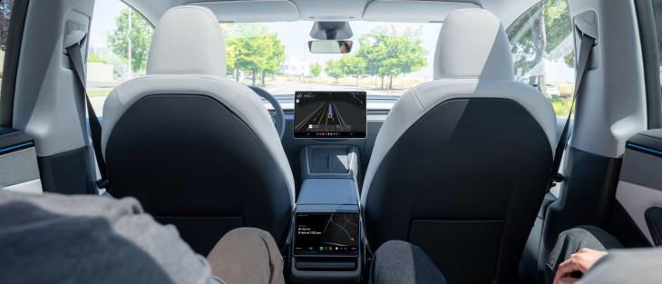 Egyelőre még nem teljesen úgy működik a Robotaxi, ahogy ígérték - elöl például ül egy ember is a biztonság kedvéért.