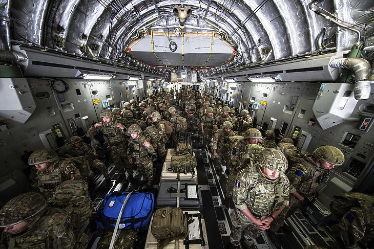 A brit védelmi minisztérium által közreadott képen a brit hadsereg gyorsreagálású légideszantformációjának tagjait szállító repülőgép megérkezik Kabulba 2021. augusztus 15-én. (Fotó: MTI/AP/Brit védelmi minisztérium/Ben Shread)