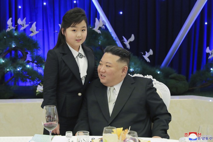 A KCNA észak-koreai állami hírügynökség felvételén Kim Dzsong Un észak-koreai vezető, a Koreai Munkapárt főtitkára és kilencéves lánya, Kim Dzsu E részt vesz a Koreai Néphadsereg megalakulásának 75. évfordulója alkalmából tartott díszvacsorán egy meg nem nevezett helyszínen 2023. február 8-án. Fotó: MTI/AP/KCNA/KNS 
