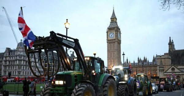 A traktorok nem megszokott kellékei a londoni belvárosnak