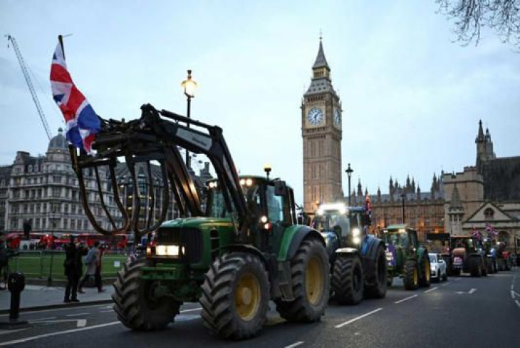 A traktorok nem megszokott kellékei a londoni belvárosnak