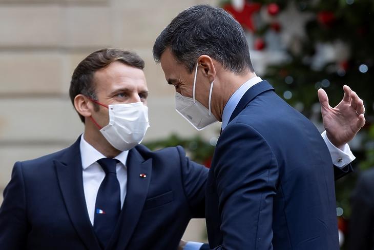 Emmanuel Macron lapogatja Pedro Sanchezt a párizsi Elysee-palotánál 2020. december 14-én. Most mindketten karanténoznak. EPA/IAN LANGSDON