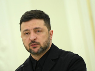 Volodimir Zelenszkij ukrán elnök a litván és lengyel államfővel a vilniusi elnöki palotában tartott találkozója utáni sajtóértekezleten 2026. január 25-én.
