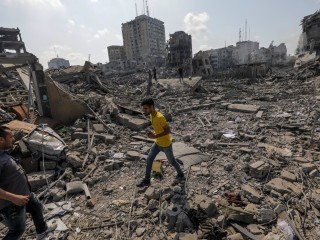 Romhalmazzá lett épületek Gázavárosban az izraeli rakétatámadások után 2023. október 10-én. Fotó: EPA/MOHAMMED SABER