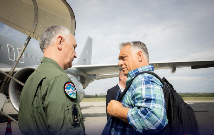 Orbán Viktor kézipoggyásszal.