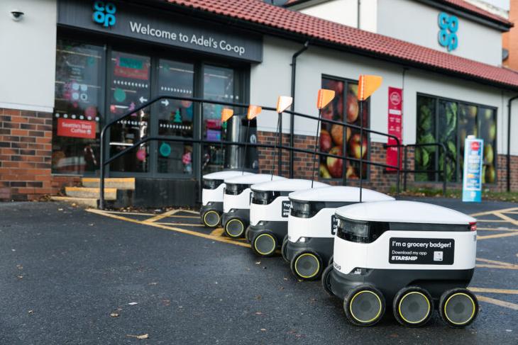 Élelmiszer-kiszállítás robotokkal a nagy-britanniai Leeds városában. Fotó: Starship Technolgies