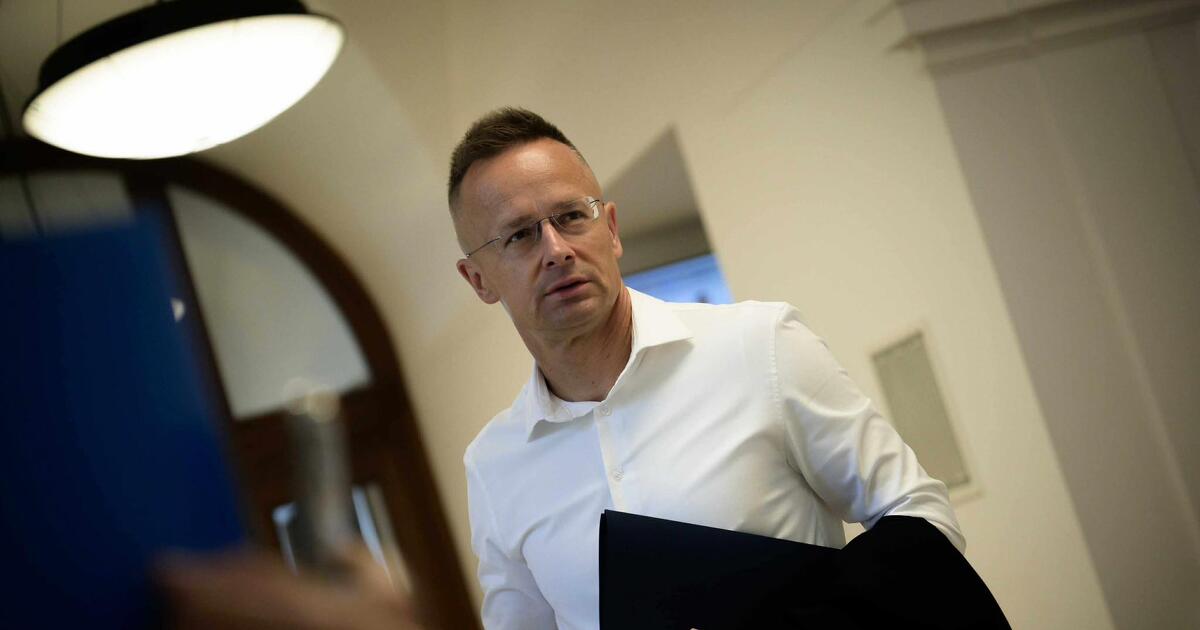 Szijjártó Péter Pekingben parádézik Putyin és Kim Dzsongun mellett