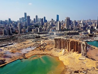 Bejrút éledezik romjai felett. Fotó: AFP