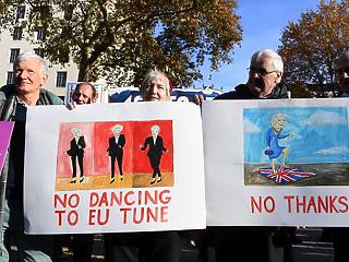 Borotvaélen táncol Theresa May kormánya