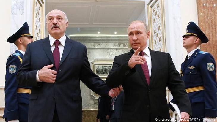 Lukasenka lemásolja jóbarátját és elvtársát. Fotó: DPA/TASZSZ