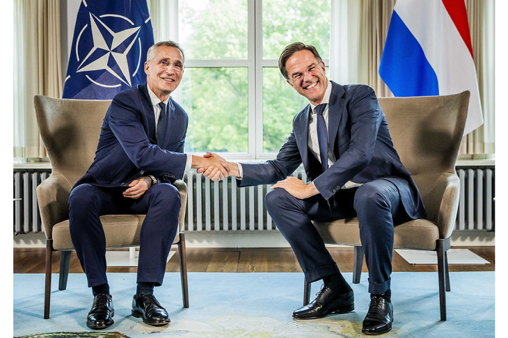 Hasonló célok, nagyon más stílus: A 2023. június 27-i képen Mark Rutte ügyvivő holland miniszterelnökJens Stoltenberg NATO-főtitkárt fogadja Hágában. Rutte 2024. október 1-jével veszi át Stoltenberg helyét a szövetség élén