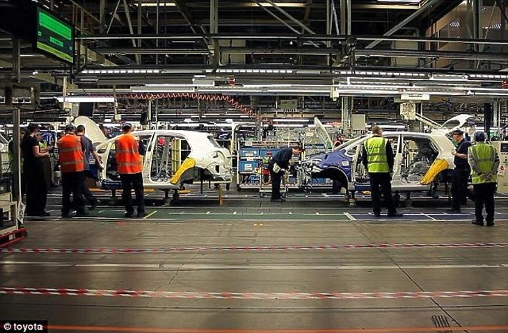 Menet közben állhatnak le a Toyota hibridjei - a cég rengeteg kocsit hív vissza