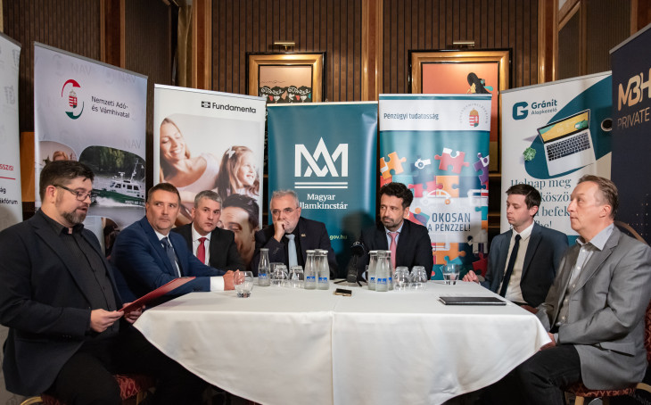 A sajtótájékoztató résztvevői (b-j): Gáspár András (Klasszis Média), Lambertus József (NAV), Vizkelety Péter (Fundamenta Lakáskassza), Bugár Csaba (Magyar Államkincstár), Tóth Tibor (Pénzügyminisztérium), Böröczky Dezső (Gránit Alapkezelő), Jeney Attila (MABISZ)