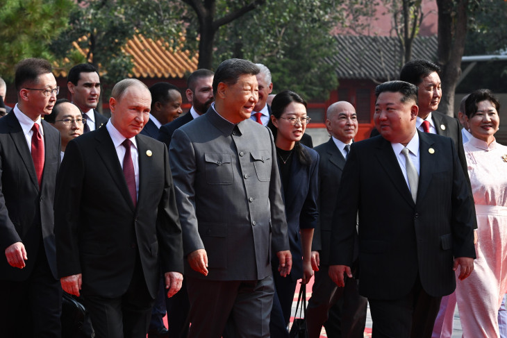 Vlagyimir Putyin orosz és Hszi Csin-ping kínai elnök, valamint Kim Dzsongün észak-koreai vezető, a Koreai Munkapárt főtitkára, a Nemzetvédelmi Bizottság első elnöke (b-j) a kínai-japán háború befejezése és a második világháború ázsiai lezárásának 80. évfordulója alkalmából rendezett katonai díszszemlére érkezik Pekingben 2025. szeptember 3-án. 