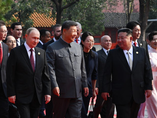 Vlagyimir Putyin orosz és Hszi Csin-ping kínai elnök, valamint Kim Dzsongün észak-koreai vezető, a Koreai Munkapárt főtitkára, a Nemzetvédelmi Bizottság első elnöke (b-j) a kínai-japán háború befejezése és a második világháború ázsiai lezárásának 80. évfordulója alkalmából rendezett katonai díszszemlére érkezik Pekingben 2025. szeptember 3-án. 