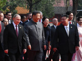 Vlagyimir Putyin orosz és Hszi Csin-ping kínai elnök, valamint Kim Dzsongün észak-koreai vezető, a Koreai Munkapárt főtitkára, a Nemzetvédelmi Bizottság első elnöke (b-j) a kínai-japán háború befejezése és a második világháború ázsiai lezárásának 80. évfordulója alkalmából rendezett katonai díszszemlére érkezik Pekingben 2025. szeptember 3-án. 