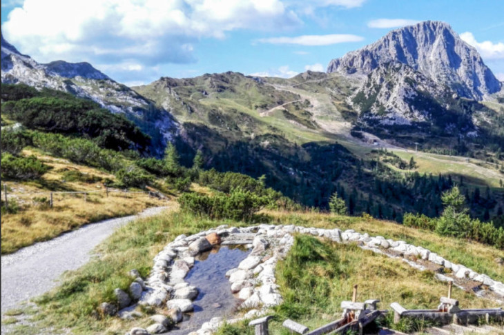 A Nassfeld feletti Aqua Trail legjobb szakasza, zsilipekkel, mászálásra hívogató kövekkel, és ezzel a háttérrel