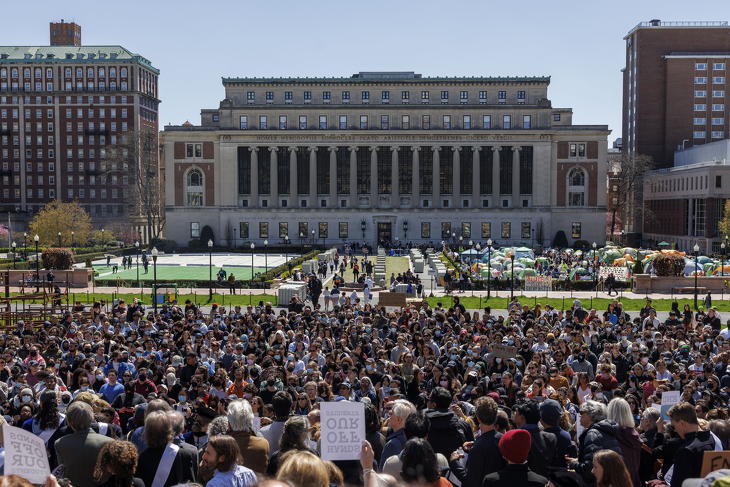 A Columbia Egyetem tanárai és diákjai tüntetnek a palesztinpárti demonstrálókkal szembeni fellépés ellen New Yorkban