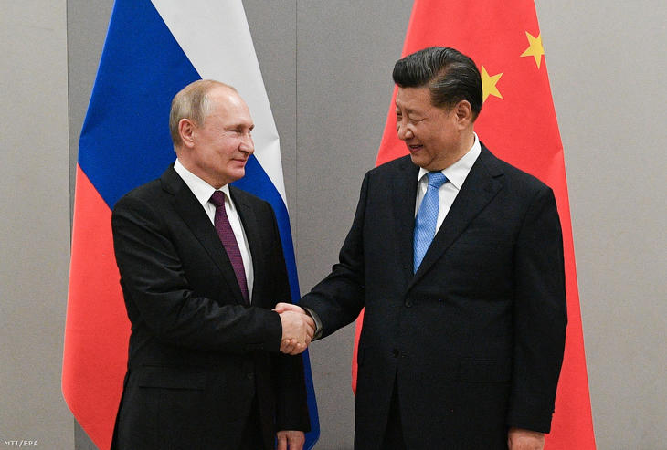 Vlagyimir Putyin orosz és Hszi Csin-ping kínai elnök együtt lépnek fel a NATO ellen (Fotó: Ramil Szitdikov / MTI / EPA)