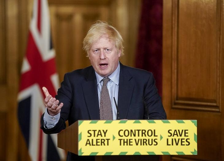 Boris Johnson brit miniszterelnök a koronavírus-helyzettel kapcsolatban tart sajtótájékoztatót a Downing Street 10-ben 2020. június 3-án. MTI/EPA/Londoni kormányfői rezidencia/Andrew Parsons