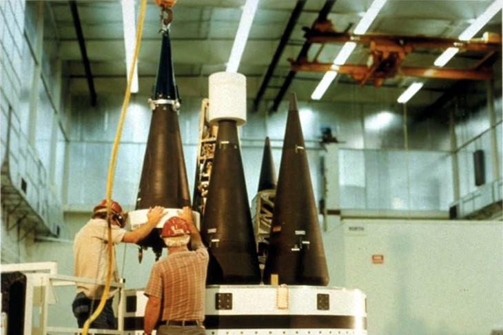 W-87-es robbanófejeket helyeznek el egy Peacekeeper rakétában - előbbiek felújításra szorulnak, utóbbi már le is lett szerelve. Fotó: Wikimedia