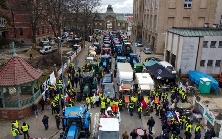 Lengyel gazdák traktoros útblokáddal tiltakoznak az ukrán gabonaimport ellen Szczecin északnyugati nagyvárosban 2023. április 3-án. A gazdák szerint az Ukrajnából behozott gabonamennyiség lenyomja a hazai szemes termények felvásárlási árát a lengyel gabonapiacon. Fotó: MTI/EPA-PAP