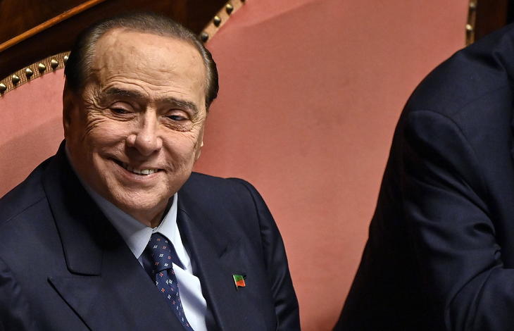 Silvio Berlusconi volt olasz miniszterelnök, a Forza Italia (Hajrá, Olaszország) párt vezetője és szenátora a Giorgia Meloni új olasz miniszterelnök kormányáról tartott bizalmi szavazás előtt. Fotó: MTI/EPA/ANSA/Riccardo Antimiani