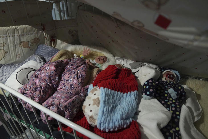 Csecsemők a mariupoli 3. számú kórházban, az orosz csapatok tüzérségi támadásai idején, 2022. március 15-én.  Fotó:  MTI/AP/Jevhen Maloletka