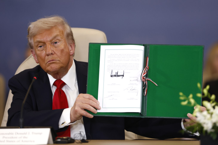 Donald Trump büszkén mutatja aláírását a gázai tűzszüneti megállapodáson 