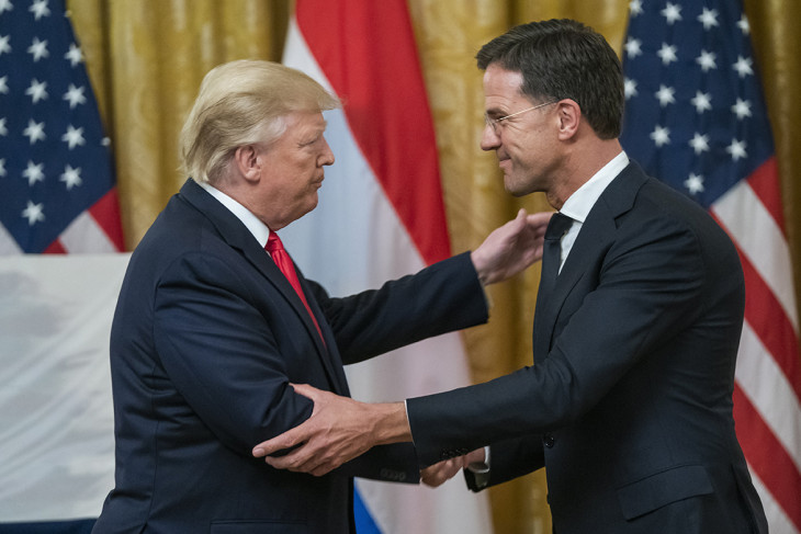 Szükség lesz megint a Trump-suttogásra? Donald Trump amerikai elnök barátját, Mark Rutte holland miniszterelnököt fogadja a washingtoni Fehér Házban 2019-ben  