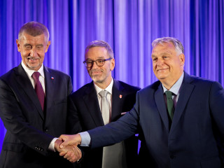 Orbán Viktor miniszterelnök, a Fidesz elnöke (j), Herbert Kickl, az Osztrák Szabadságpárt (FPÖ) elnöke (k) és Andrej Babis korábbi cseh kormányfő, az Elégedetlen Polgárok Akciója (ANO) párt elnöke kezet fog, miután aláírták a Patrióta kiáltvány az európai jövőért című közös nyilatkozatot Bécsben 2024. június 30-án.