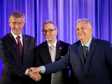 Orbán Viktor miniszterelnök, a Fidesz elnöke (j), Herbert Kickl, az Osztrák Szabadságpárt (FPÖ) elnöke (k) és Andrej Babis korábbi cseh kormányfő, az Elégedetlen Polgárok Akciója (ANO) párt elnöke kezet fog, miután aláírták a Patrióta kiáltvány az európai jövőért című közös nyilatkozatot Bécsben 2024. június 30-án.
