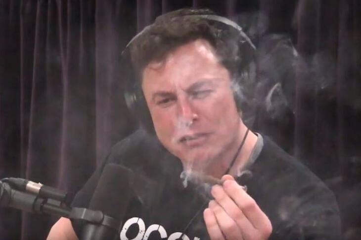 Elon Musk nem füstölög magában