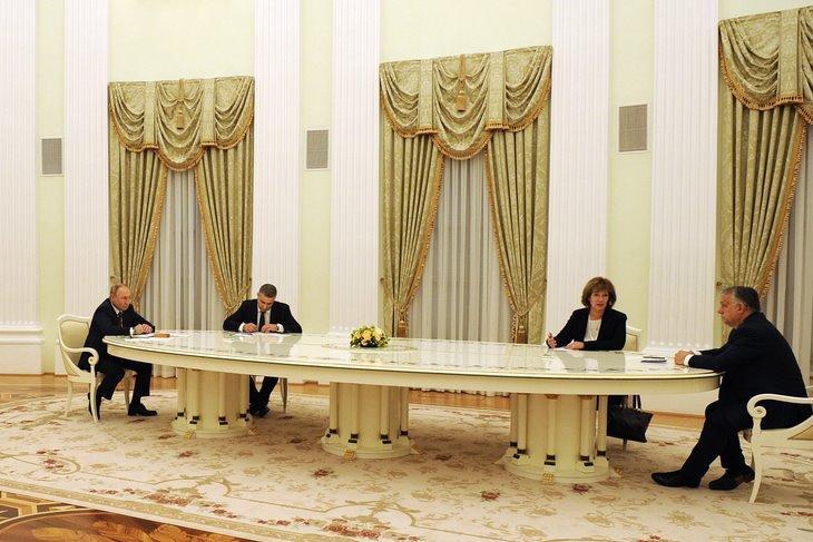 Vlagyimir Putyin és Orbán Viktor tárgyalása az extra méretű asztalnál Moszkvában 2022. február 1-jén. MTI/Kreml