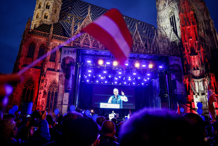 Herbert Kickl, az FPÖ elnöke beszél híveihez kampányzáró eseményén a bécsi Stephansdom előtt 2024. szeptember 27-én