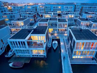 Vízen lebeg az új amszterdami városrész  - Tavon lakni olcsóbb