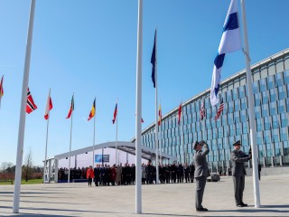 Ünnepélyes zászlófelvonás a finn csatlakozás alkalmából a NATO brüsszeli székháza előtt 2023. április 4-én. Fotó: EPA/JOHANNA GERON