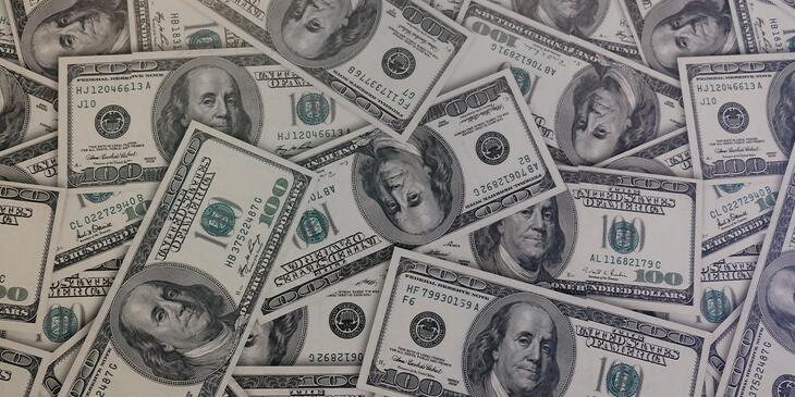 A forinttal és az euróval szemben is tovább gyengült a dollár