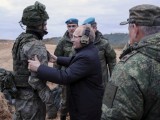 Vlagyimir Putyin katonákkal találkozik, sokba kerül a háború. Fotó: MTI/EPA/Szputnyik/Mihail Klimentyev
